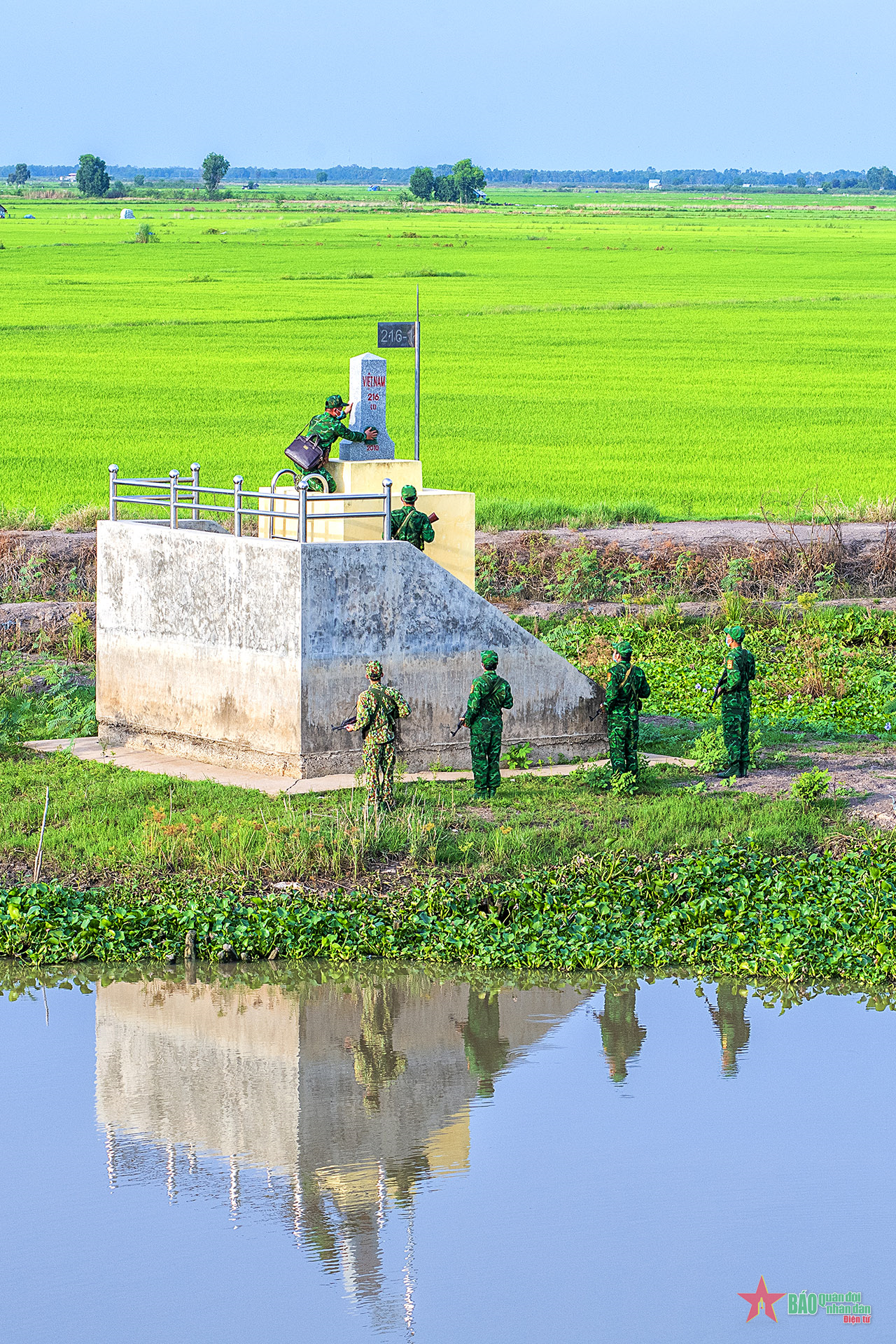 Bảo vệ cột mốc chủ quyền